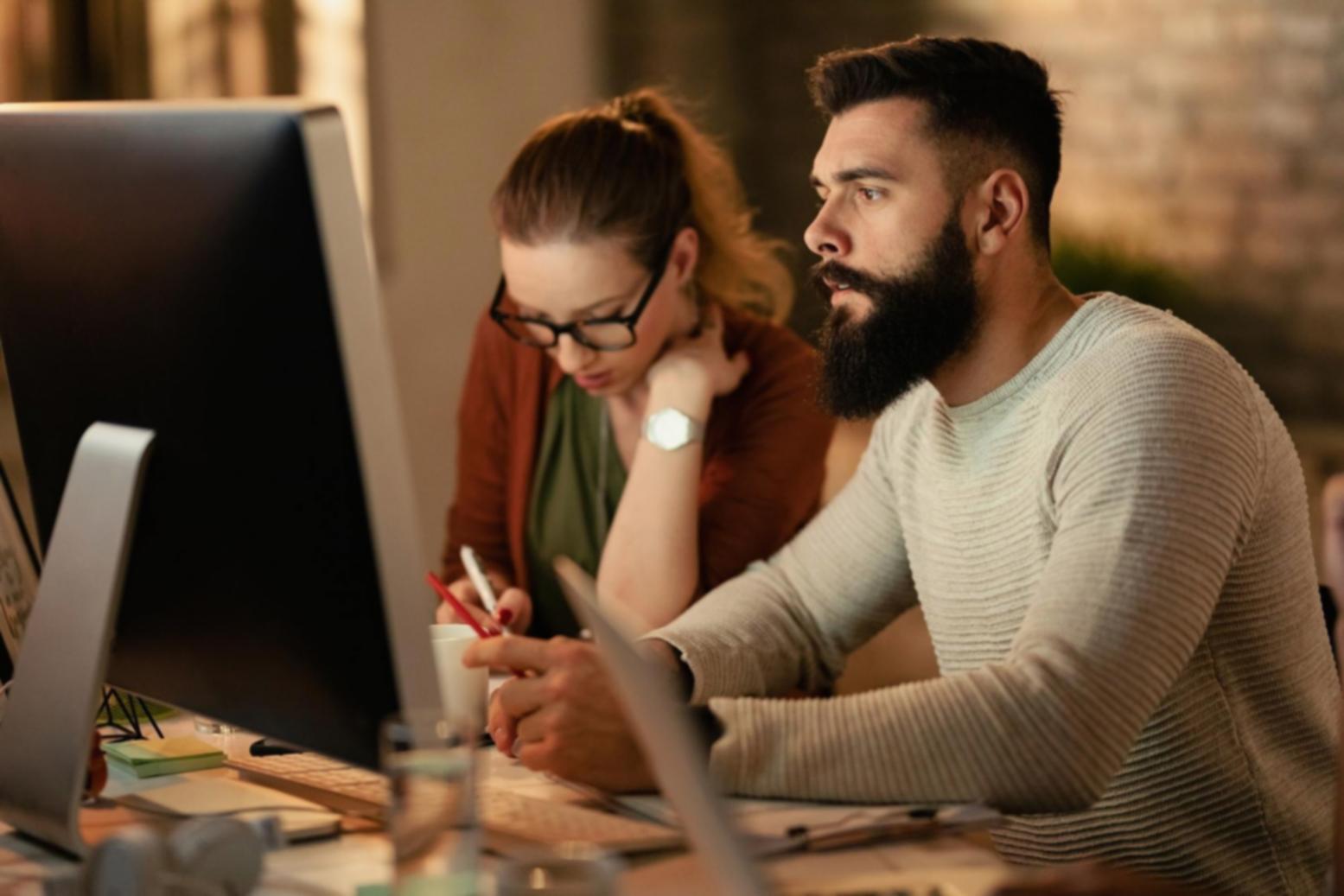 Studenti che collaborano su progetti di level design in un ambiente di apprendimento moderno