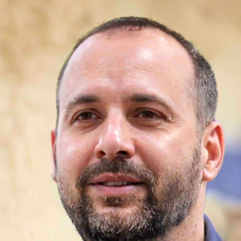 Ritratto professionale di Luca Torriani, mentor specializzato in user experience e testing